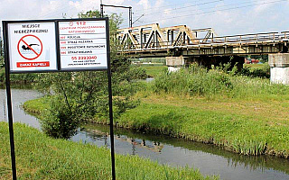 Tablice strzegą przed kąpielą w rzece Elbląg